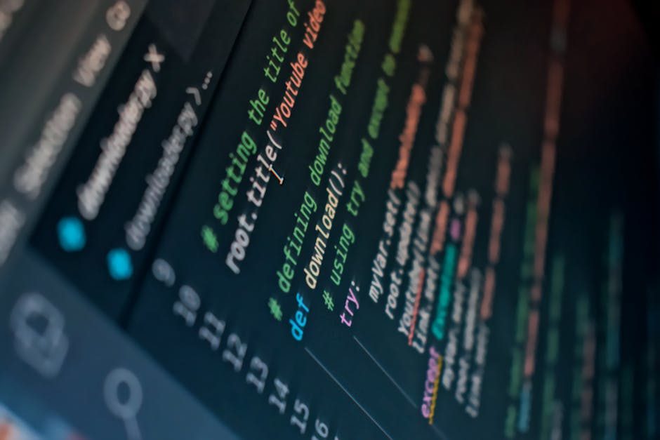 Nico Hartmann bespricht Code gemeinsam mit einem Mentor