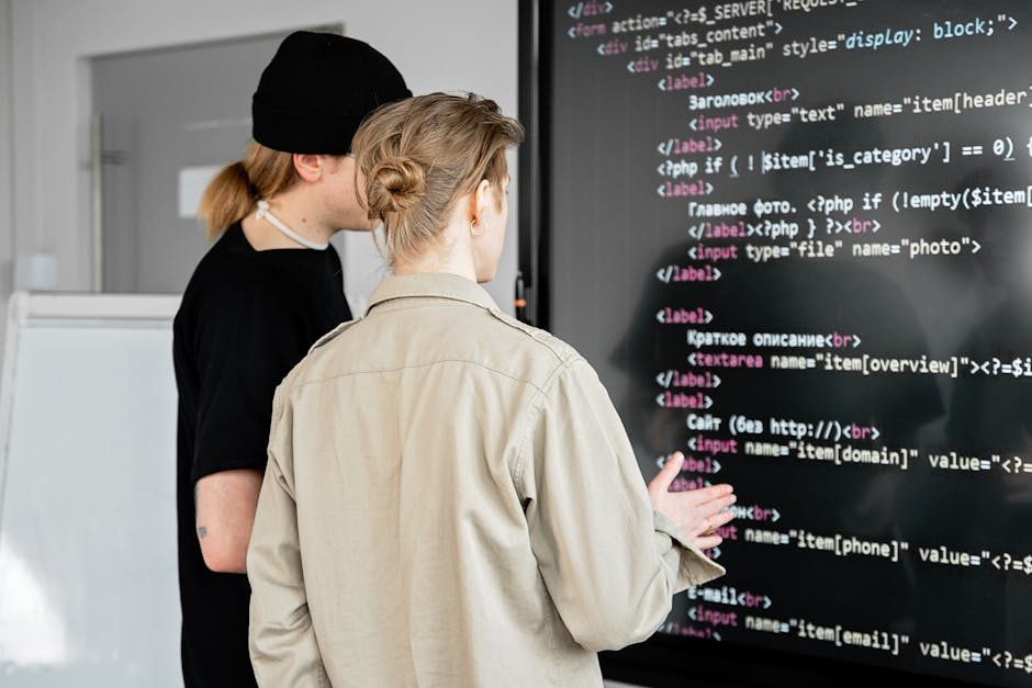Tobias König arbeitet an einer Webanwendung auf einem Notebook